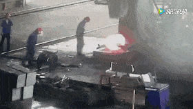 砸西瓜 动图演示 ▼ 场景二 把小铁块从5米高处抛下, 砸安全帽 动图