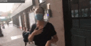 之后在听到这位男性要求她下跪时,她便立马跪下了.