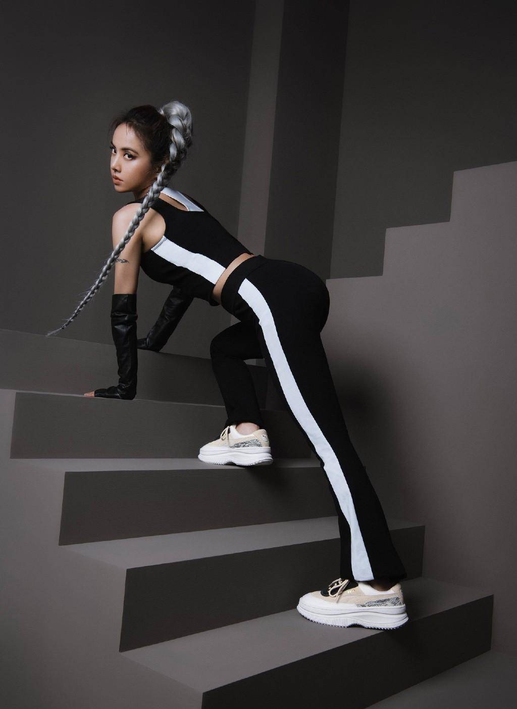 蔡依林运动风写真,穿撞色健身服秀长腿小腰,身材好过00后少女