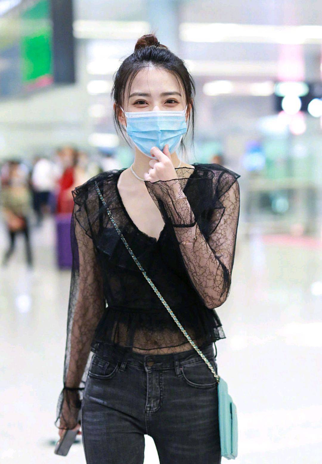 恢复单身后的徐璐更自信了,一身黑的穿搭look走机场,时尚又高级