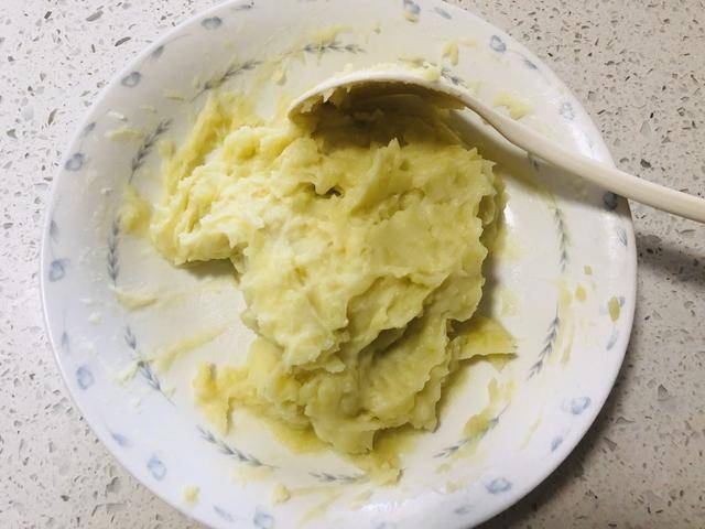 土豆泥做饼用什么淀粉 e87067f5835b438a98d56a8adaffc2be.jpeg