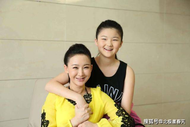 离婚11年，买红妹哭过痛过试图自杀，陌生女孩的微博留言让她泪奔