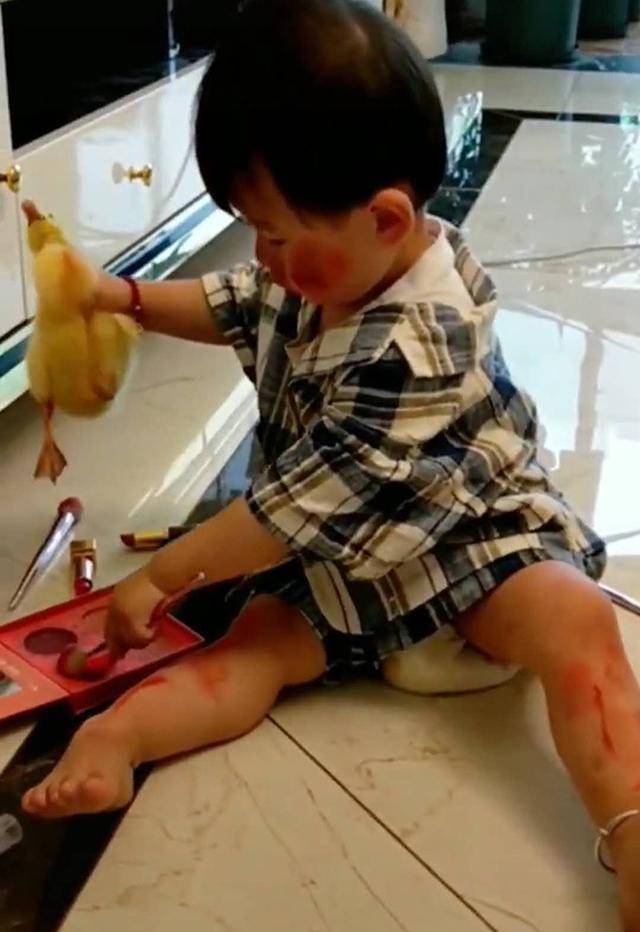 儿子用妈妈化妆品给小鸭子化妆，小鸭子生无可恋，妈妈看了要气炸