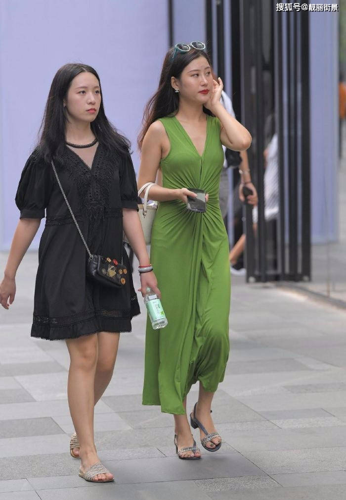 原创 姐姐低调逛街,穿青绿色裙配墨镜,腰臀比太惊艳