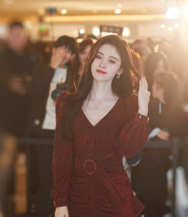 原创没想到1米59鞠婧祎穿上v领短裙,优雅又成熟大方,和甜美风格完全不