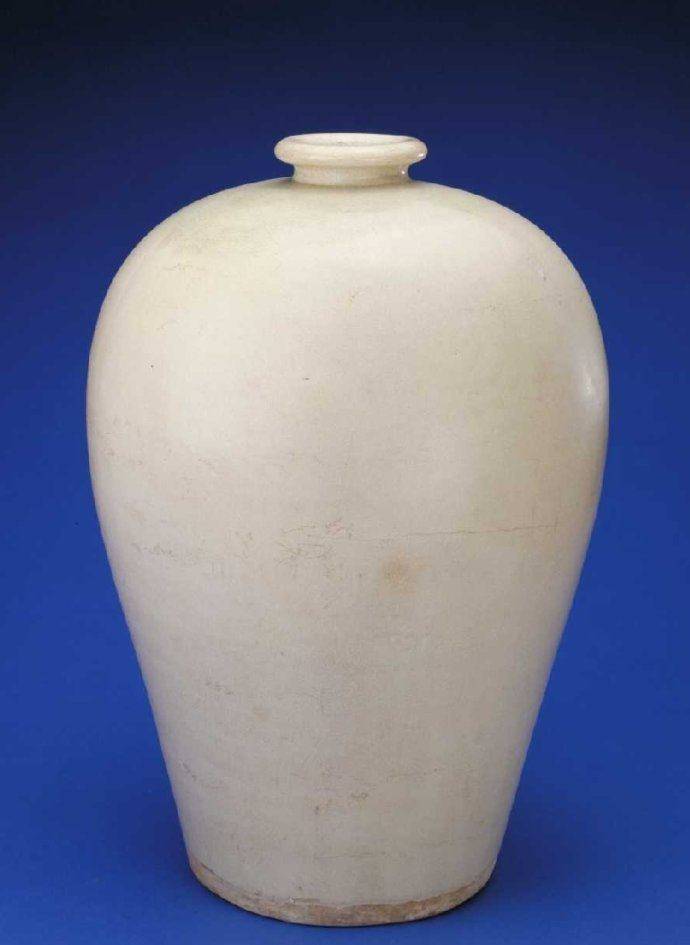 直接步入主题：用瓷土烧制精细的瓷器是汉族特长。原始瓷器从陶器发展而来，最早见于 郑州 二里岗商代遗址。 东汉出丁宇佳现青釉瓷器。早期瓷器 以青瓷为主，隋唐时代，发展成青瓷、白瓷等以单色釉为主的两大瓷系，并产生刻花、划花、印花、贴花、剔花、透雕镂孔等瓷器花纹装饰技巧。五代瓷器制作 工艺 高超，属北瓷系统的河南柴窑有“片瓦值千金”之誉。柴窑是后周柴世宗官窑，传说周世宗要求柴窑生产瓷器“薄如纸、明如镜、