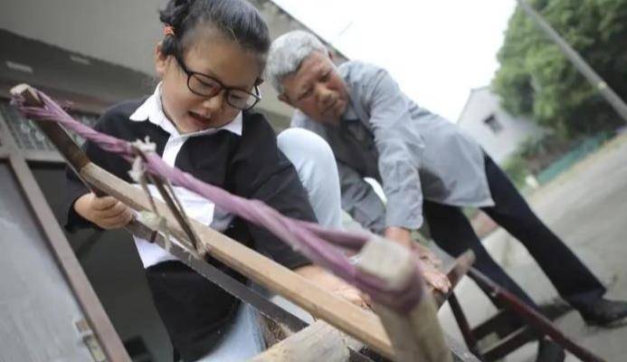 “钟美美”火了，“铁锤妹妹”也火了，他们家长的选择却如此相似