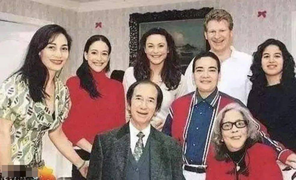 赌王三七,何超琼避谈家族争产风波,何超贤一家三口集体缺席