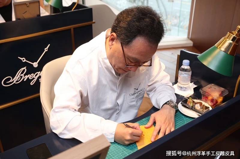 ����ͻ��Ž���Ϻ�վԲ������,�ÿͻ�����Ƥ�ܵĶ�������