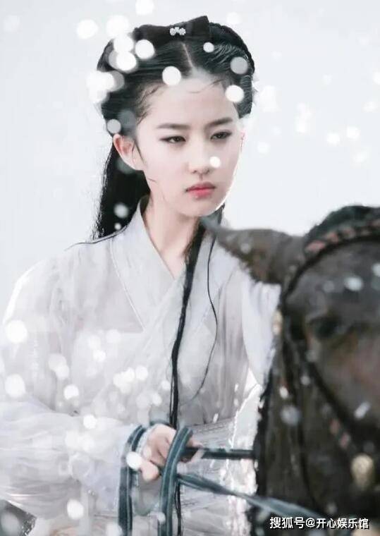 原创刘亦菲《神雕》剧照曝光 小龙女雨中骑马仙气十足