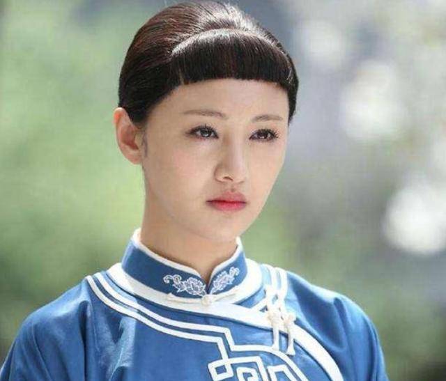 杨幂▲还不如火车站坐行李箱的杨幂,郑爽最新封面凹造型坐姿用力过猛