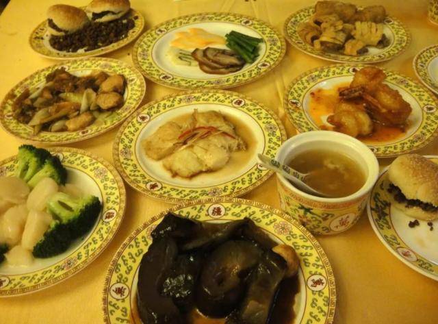 北京市仿膳饭庄是经营宫廷风味菜肴的中华老字号餐馆,位于北海公园