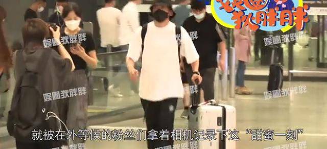 42岁聂远与娇妻罕露面，机场挽手偶遇粉丝，小