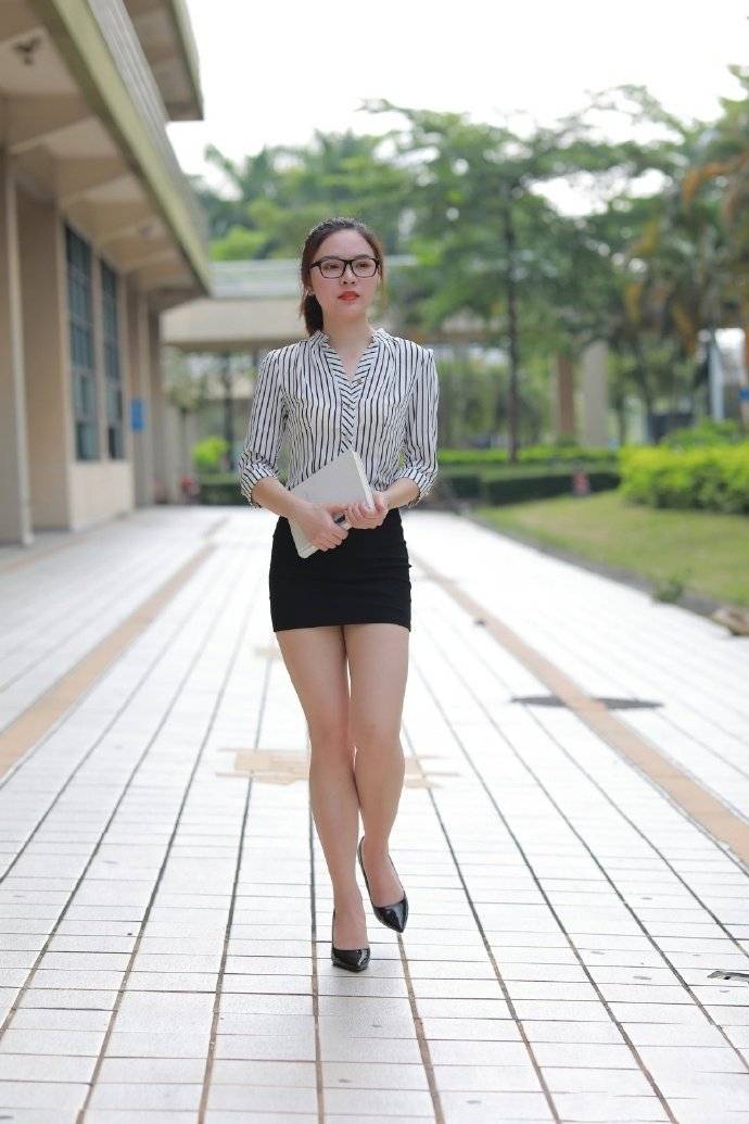 街拍:白色丝袜美腿老师,知性美感让人难忘