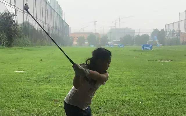 原创李湘女儿王诗龄又因背名牌包上热搜，“富养女儿”并不是指这样养