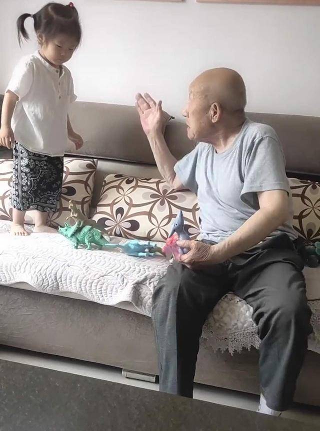 4岁宝宝与83岁太爷争玩具，奶奶不知该帮谁，网友：一个老祖宗，一个小祖宗