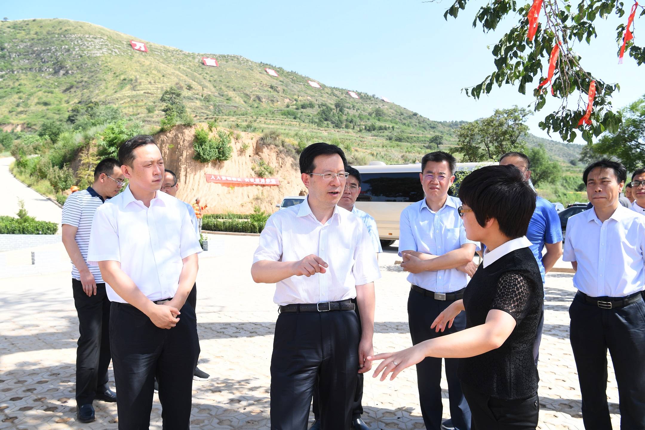 5月8日,翼城县委书记王渊,县长刘锋带队专程赶赴太原,与山西华夏晋道