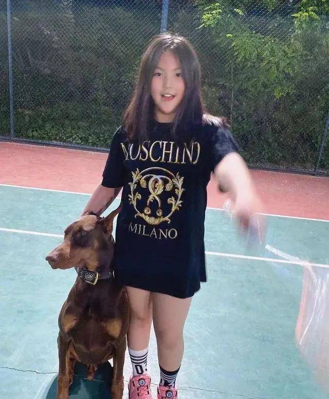 原创李湘女儿王诗龄又因背名牌包上热搜，“富养女儿”并不是指这样养
