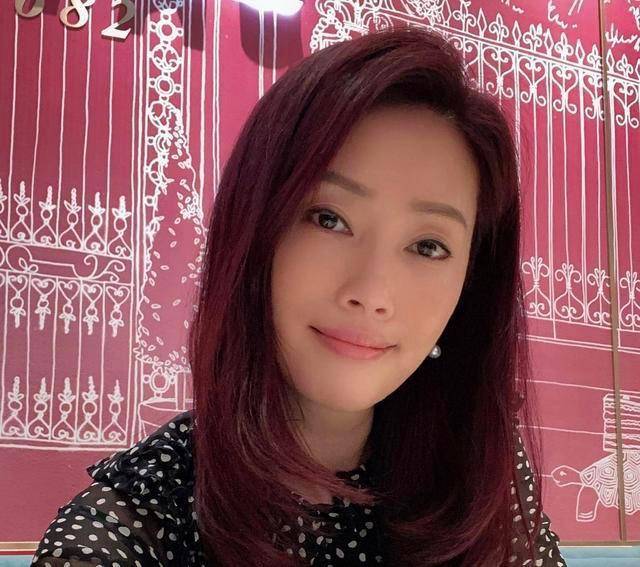 TVB新老板娶妻，女方身份太有争议！47岁离异模特