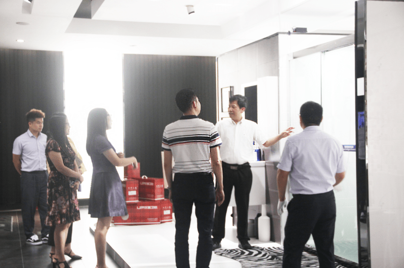 中山市港口镇委书记陈有兴莅临优普公司参观指导