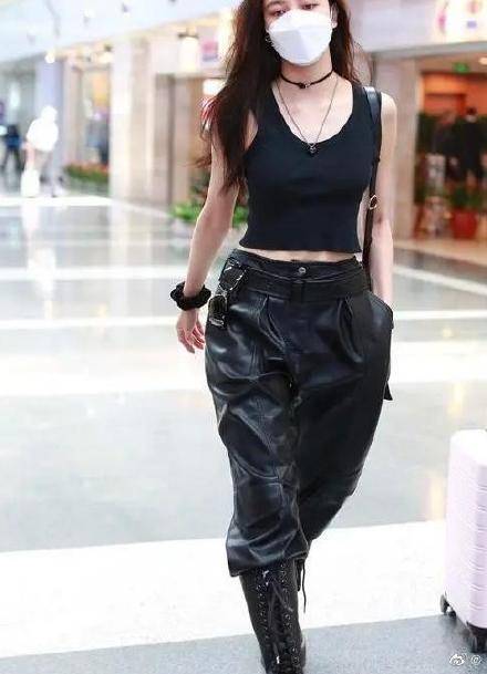 穿搭裤子潮牌 b6576e3e060c43e78f7fdf91a3477810.jpeg