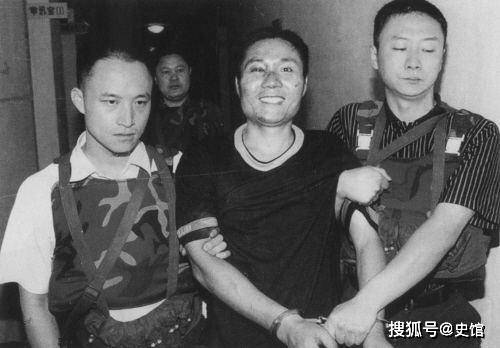 1999年悍匪张君抢劫武广，正遇晚报记者经过，冒