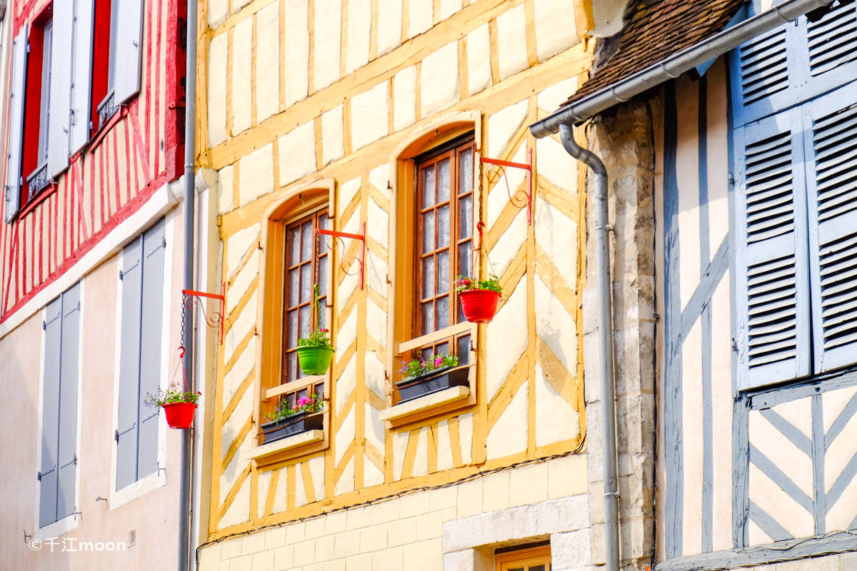 法国的这座古城，美轮美奂，时光停留了在中世纪！