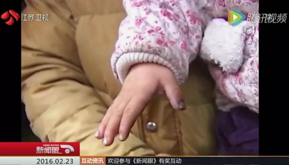 原创3岁女孩坐电动车被卷进卡车：莫让电瓶车成为孩子夺命车
