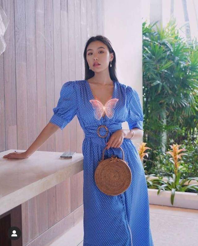 原创高以翔女友又晒照!跪坐地板穿吊带裙秀身材,万种风情已不再悲伤