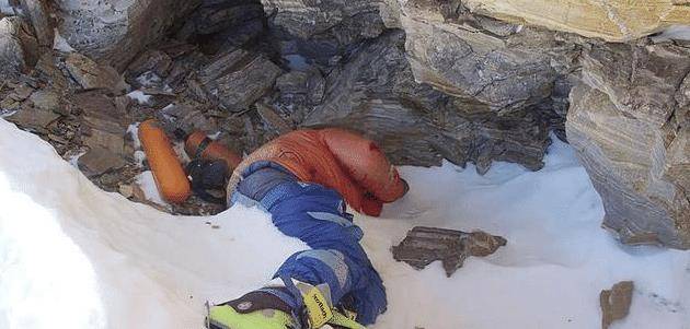 珠穆朗玛峰上最著名的一具尸体,在他变成"绿靴子"的时候才28岁
