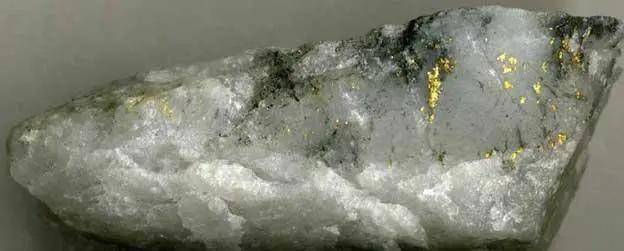 这是一块白色石英脉砾石, 其成分主要由二氧化硅组成, 和水晶的成分