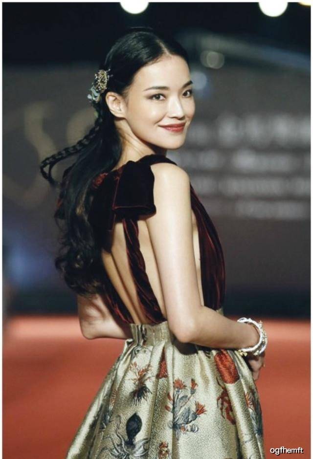 惊艳的女明星礼服图片 8a8c80c645414e75983cbc46a57eb621.jpeg