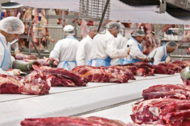 欧洲肉制品企业频发聚集性感染,英国关闭鸡肉加工厂,德国关闭肉联厂