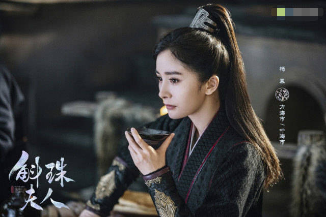 杨幂最新大片花絮曝光，白衣裙装冰清玉洁，黑