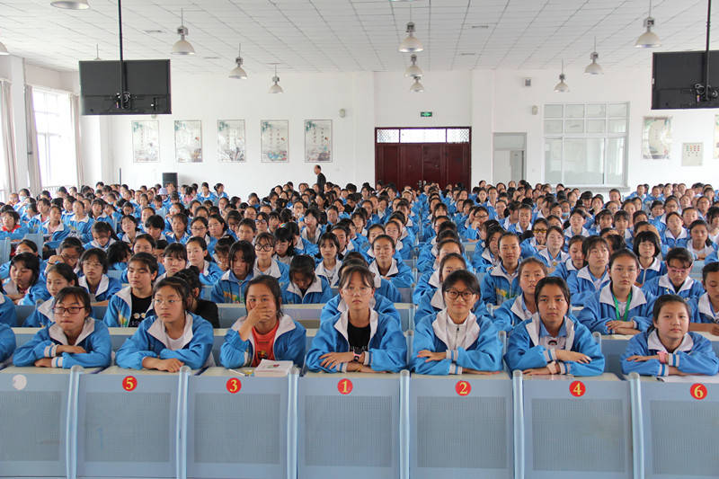灵台县城关中学举办女生生理心理健康教育知识讲座