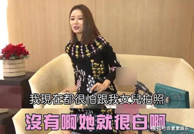 林心如一家三口出街：3岁小海豚扎双辫子超可爱