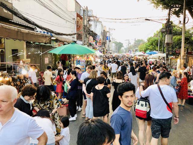 原创             泰国清迈最火的周日夜市，中国游客逛完却纳闷：怎么都像义乌货？