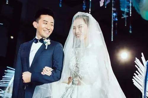 原创吴敏霞直播中哭诉女儿重病住院，治疗过程险些失聪，都怪他们大意