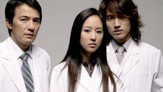 37岁的张钧甯：颜值学历双高的演技派艺人，自在