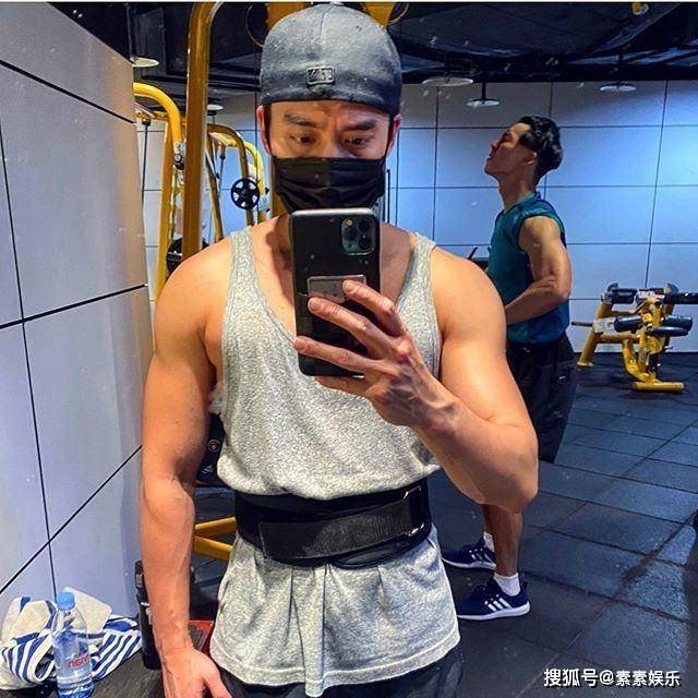 赖弘国离婚后状态好：和汪小菲喝酒聚会，离开