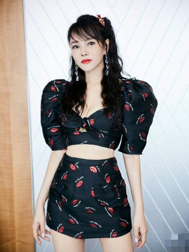 姐姐伊能静最新美照，扎双马尾秀马甲线太少女