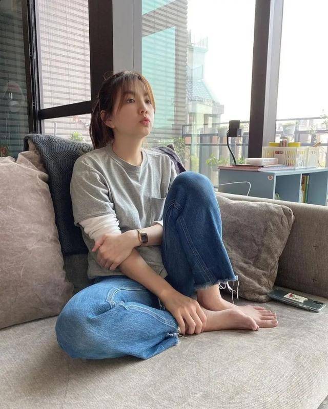 she合体hebe颜值不再法令纹明显昔日假小子ella扎麻花辫太美