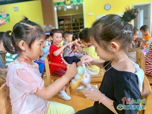 幼儿园的小朋友唱儿歌的视频 00518ee251724b0ba785e2baea78a7f7.jpeg