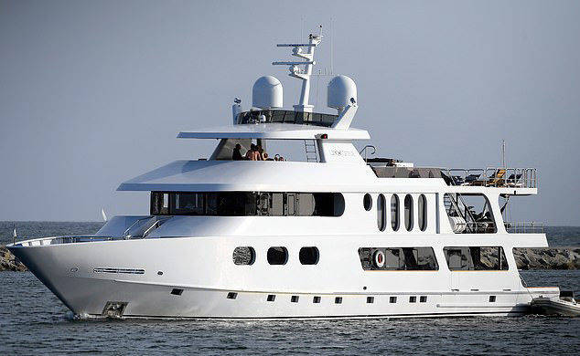 莱昂纳多在豪华游艇上为小女友庆生，两人造型