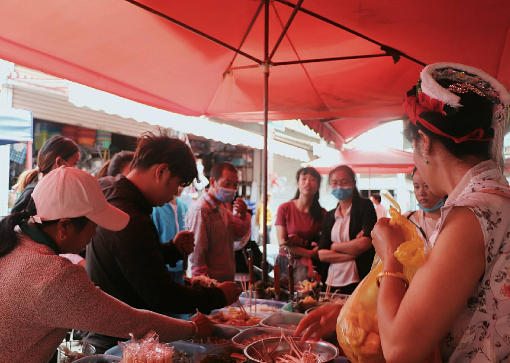 【细数丽江地摊美食】金甲市场麻辣烫必须排第一!