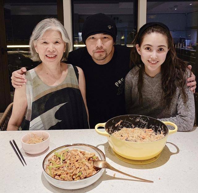 周杰伦带女儿游泳|周杰伦带女儿游泳，手臂上穿着浮水袖，做足了安全防护