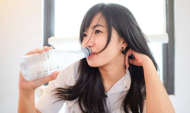 原创“老少配”的结局怎样，2个女人说出实情，女人要慎重