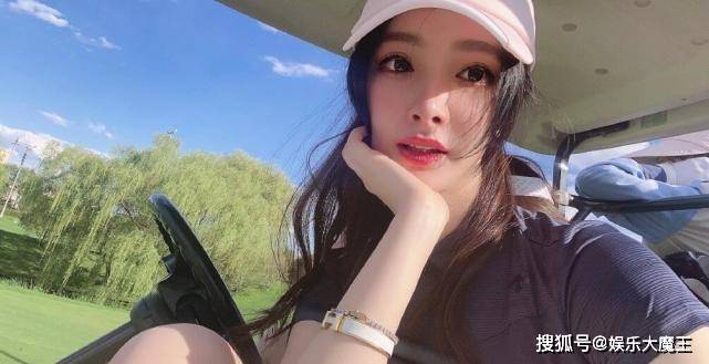 嘉羿恋情女主身份曝光，系他的模特女友，正脸