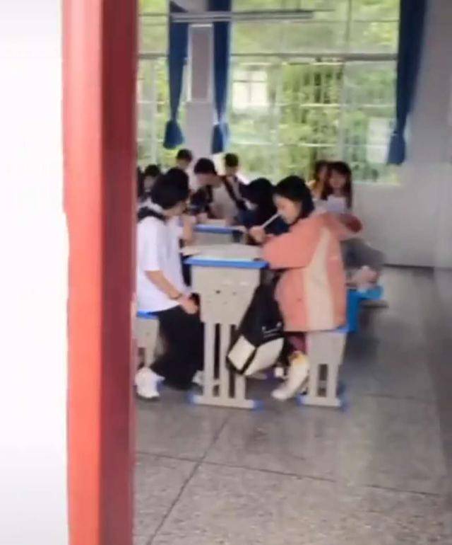 “最高效老师”火了，同时给两个教室学生上课，网友：这老师有点牛