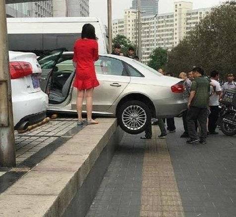 搞笑gif:大姐你这倒挡起车是和谁学的呀